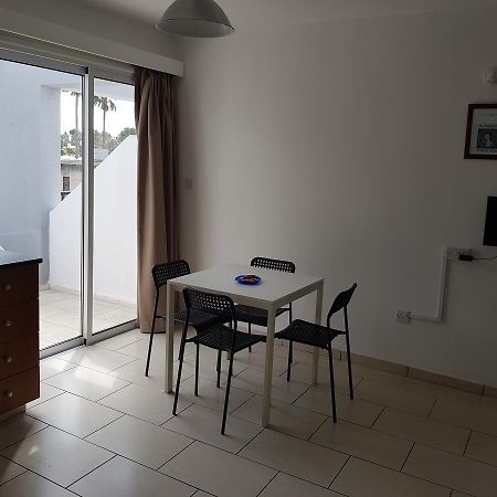 Valentinos Court Apartment Paphos Bagian luar foto