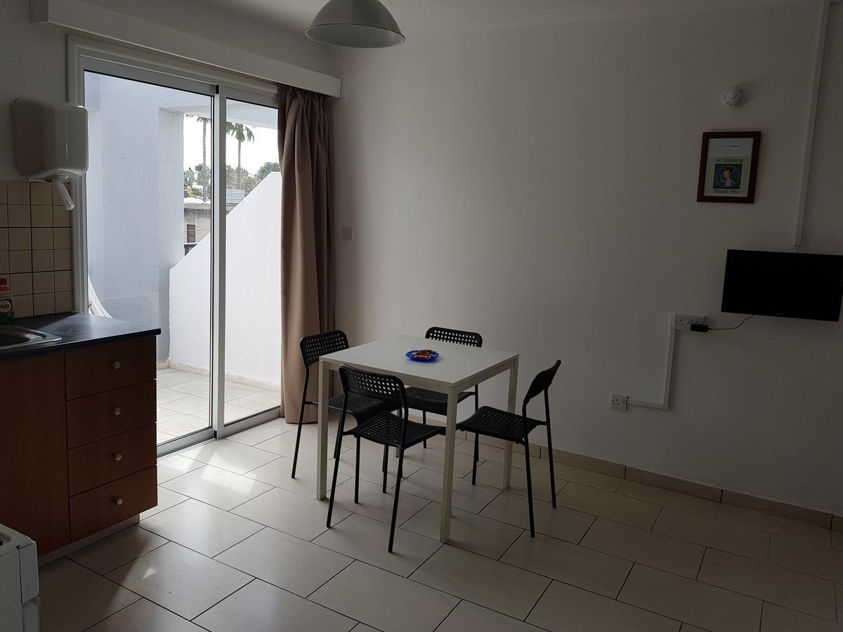 Valentinos Court Apartment Paphos Bagian luar foto