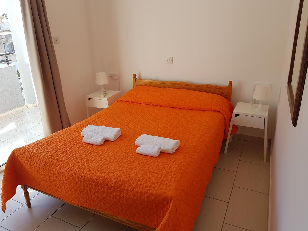 Valentinos Court Apartment Paphos Bagian luar foto