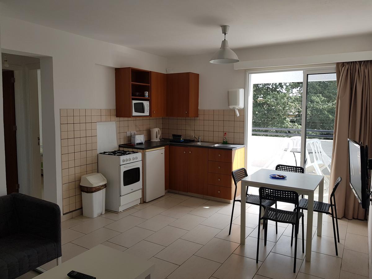 Valentinos Court Apartment Paphos Bagian luar foto
