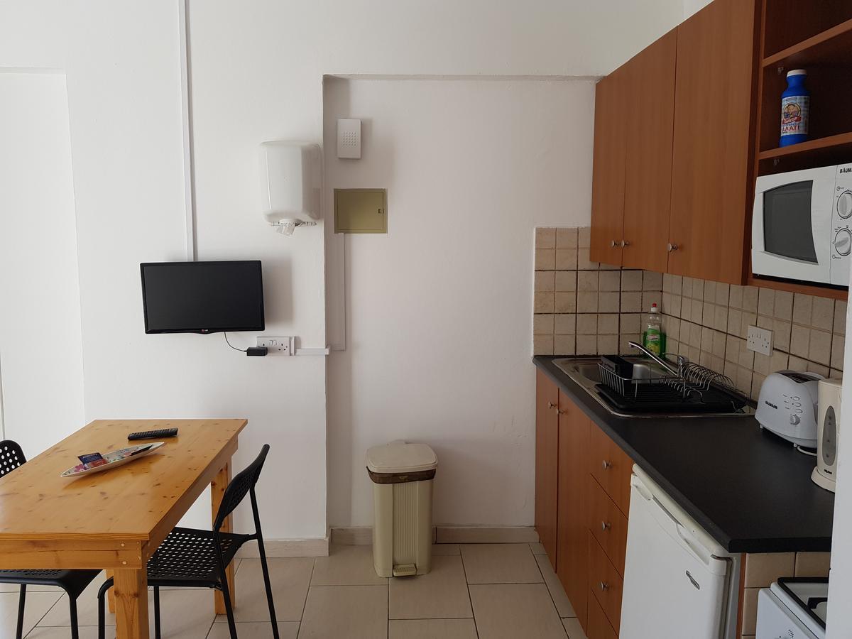 Valentinos Court Apartment Paphos Bagian luar foto