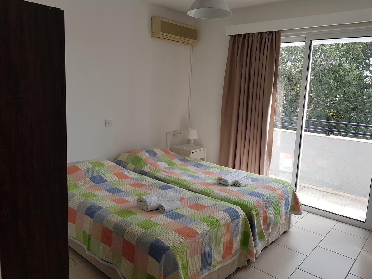 Valentinos Court Apartment Paphos Bagian luar foto
