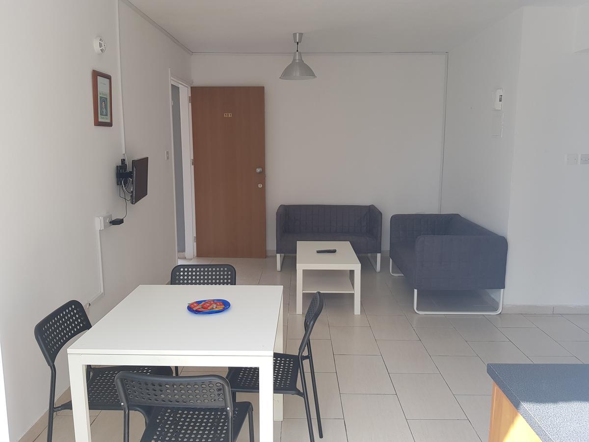 Valentinos Court Apartment Paphos Bagian luar foto