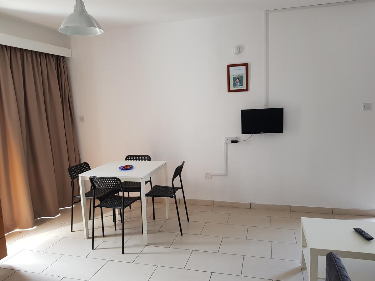 Valentinos Court Apartment Paphos Bagian luar foto
