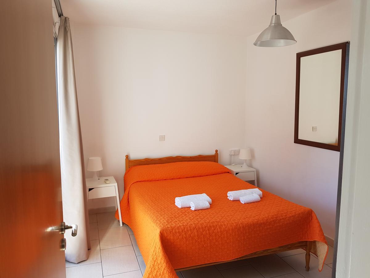 Valentinos Court Apartment Paphos Bagian luar foto
